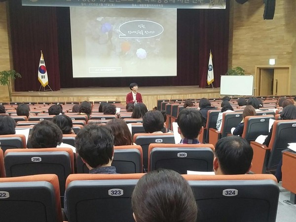 ▲ 18일 시교육청 대강당서 인권 발바닥 행동 박옥순 대표가 장애인의 인권과 일상에서의 실천을 역설하고 있다.ⓒ세종시교육청