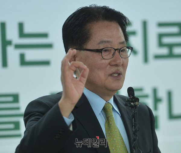 ▲ 국민의당 박지원 의원이 지난 15일 서울 마포당사에서 열린 선거대책위원회 해단식에서 기호 3번을 상징하는 OK 손모양을 만들어보이고 있다. ⓒ뉴데일리 정상윤 기자