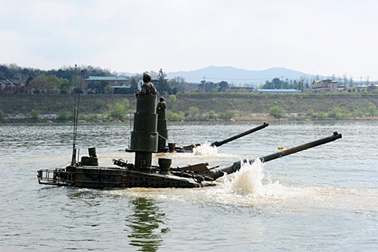 ▲ K-2 흑표전차가 수심 3m의 남한강을 잠수해 건너는 모습. ⓒ육군 제공