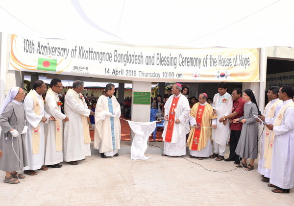 ▲ 꽃동네 오웅진 신부(왼쪽 5번째)등이 방글라데시 꾸질라바리에 세운 '희망의 집' 준공식을 갖고 있다ⓒ꽃동네