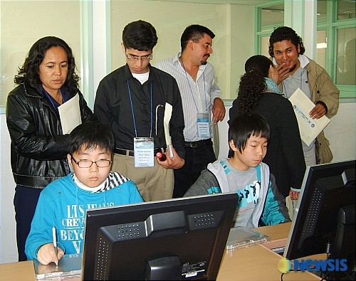 ▲ 서울시 교육청은 19일 몽골 울란바토르시청 소속 교원 등 16명을 초청해 정보통신기술(ICT)활용 능력 연수를 진행한다고 밝혔다. ⓒ 뉴시스
