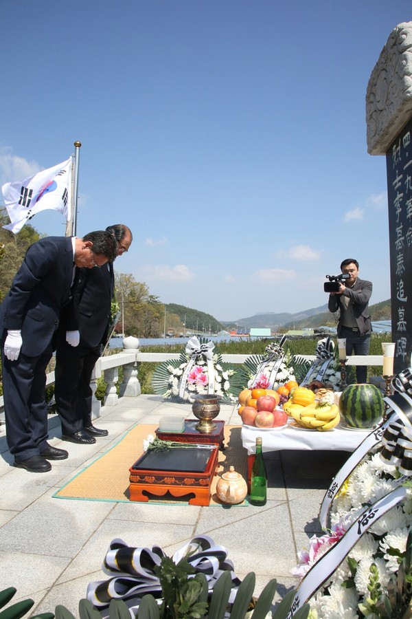 ▲ ‘이기태 열사 추모비’ 앞에서 거행된 추모식 모습.ⓒ영동군