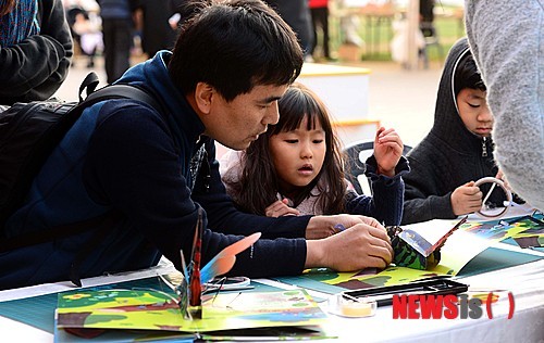 ▲ 서울시 교육청은 19일 유치원·초등학교 자녀를 둔 아빠 200여 명을 대상으로 '책 읽어주는 아빠' 연수를 충무아트홀에서 개최한다고 밝혔다. ⓒ 뉴시스