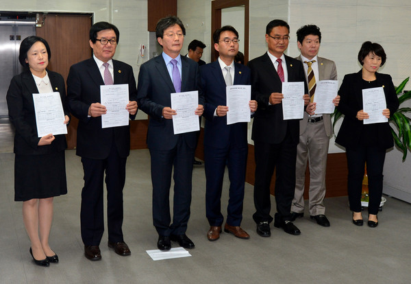 ▲ 4.13 총선 공천파동으로 새누리당을 탈당했던 유승민(왼쪽 세번째) 의원이 19일 오후 대구 수성구 새누리당 대구시당에 지지자들과 함께 입당원서를 제출하고 있다.ⓒ뉴시스