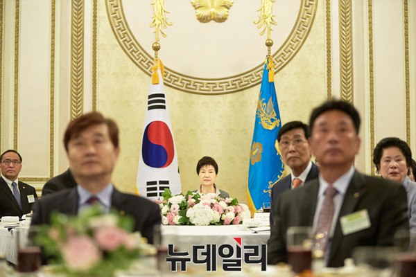 ▲ 박근혜 대통령이 20일 오후 청와대에서 열린 전국 새마을운동 지도자와의 대화에 참석하고 있다. ⓒ뉴데일리