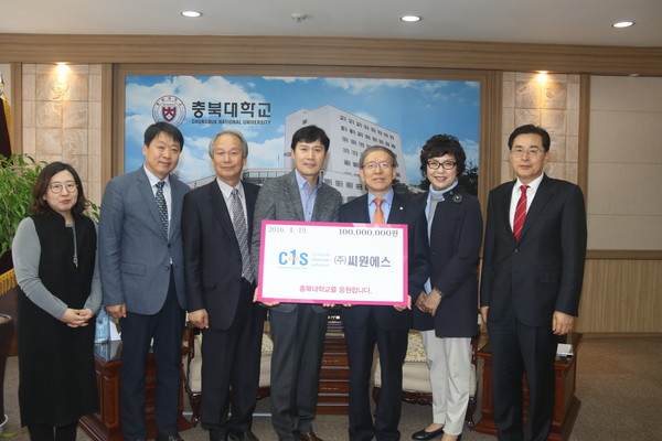 ▲ 사진 왼쪽에서 네번째 ㈜씨원에스 최원영 대표이사.ⓒ충북대