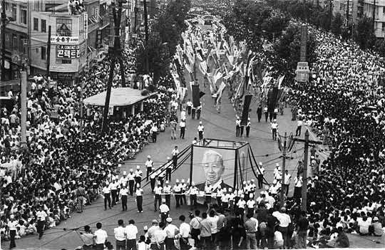 ▲ 1965년 7월의 이승만 장례식. 수십만 명 이상의 시민이 그의 죽음을 슬퍼했다. (당시 서울 인구는 2백만 안팎이었다)