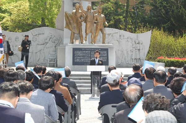 ▲ 19일 청주 상당공원에서 열린 제56주년 4·19혁명 기념식에서 이시종 충북도지사가 기념사를 하고있다.ⓒ충북도