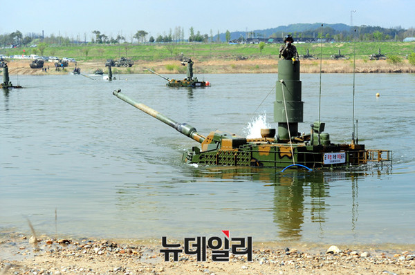 ▲ K-2 흑표전차가 남한강을 잠수도하하고 있다.ⓒ육군