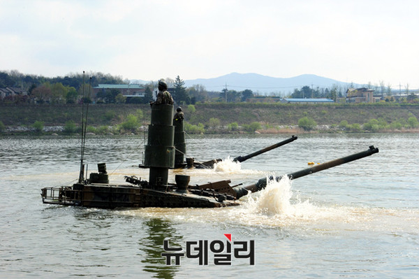 ▲ 19일 K-2 흑표전차가 사격을 위해 이동하고 있다.ⓒ뉴데일리 순정우 기자