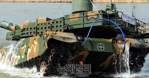 ▲ 19일 K-2 흑표전차가 사격을 위해 이동하고 있다.ⓒ뉴데일리 순정우 기자