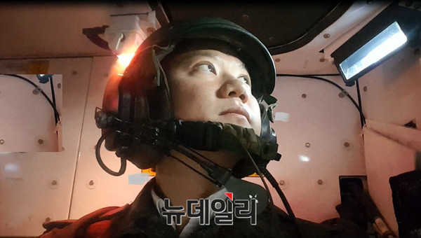 ▲ 한 기자가 K-2 흑표전차내 잠수도하 체험을 하고 있다.ⓒ국방부 공동취재단