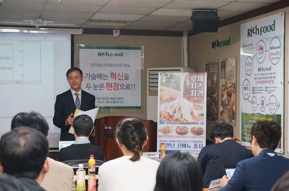 ▲ 여영주 리치푸드 대표이사가 19일 열린 리치푸드 기자간담회에서 글로벌 사업 현황을 발표하고 있다. ⓒ리치푸드