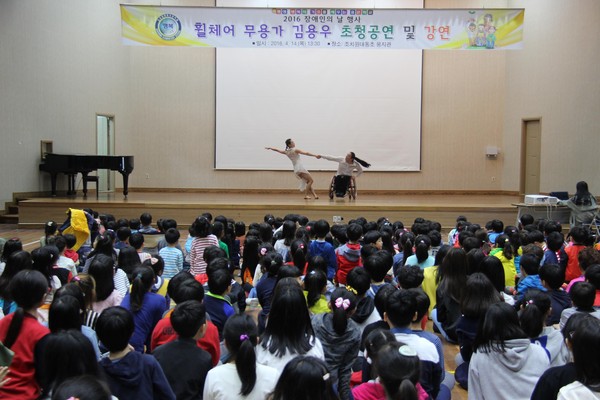 ▲ 휠체어 무용가 김용우 공연을 하고 있다.@세종시교육청