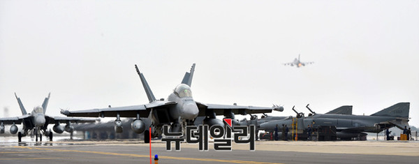 ▲ 한미공군의 F-16전투기 편대가 출격을위해 유도로를 빠져나가고 있다.ⓒ공군