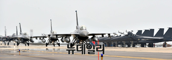 ▲ 한미공군의 F-16전투기 편대가 출격을위해 유도로를 빠져나가고 있다.ⓒ공군