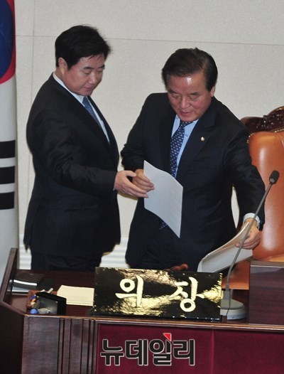 ▲ 국회의장단 선출의 캐스팅보트를 쥐고 있는 국민의당이 친노~친박 배제 의사를 시사했기 때문에, 국회의장 후보군에서 상당수 인사가 배제될 것으로 보인다. 사진은 차기 국회의장 후보로 여야가 각각 내세울 것으로 유력시되는 새누리당 정갑윤 의원과 더불어민주당 이석현 의원. ⓒ뉴데일리 이종현 기자