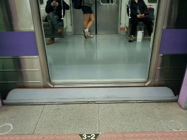 ▲ 접이식 자동 안전발판이 시범 설치 된, 김포공항 역 ⓒ서울시