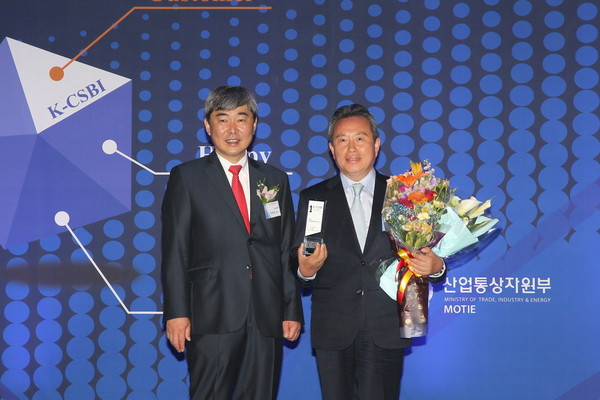 ▲ 예천군이  ‘2016고객감동 브랜드지수 조사’에서 도시브랜드 부문 1위를 차지했다. 사진 오른쪽이 이현준 예천군수.ⓒ예천군 제공