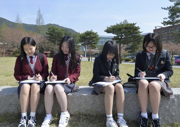 ▲ 세명대가 주최한 '민송 백일장'에 참여한 학생들이 글 솜씨를 뽐내고 있다.ⓒ세명대학교