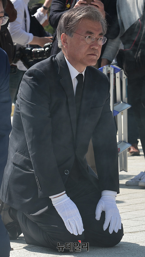 ▲ 더불어민주당 문재인 전 대표(오른쪽)가 8일 광주 5.18 민주묘지를 방문해 무릎을 꿇고 있다. ⓒ뉴데일리 정상윤 기자