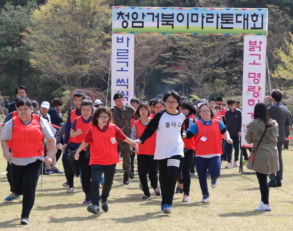▲ 지적장애 특수학교 제천청암학교 학생들이 자원봉사자들과 달리기를 하고 있다.ⓒ제천청암학교