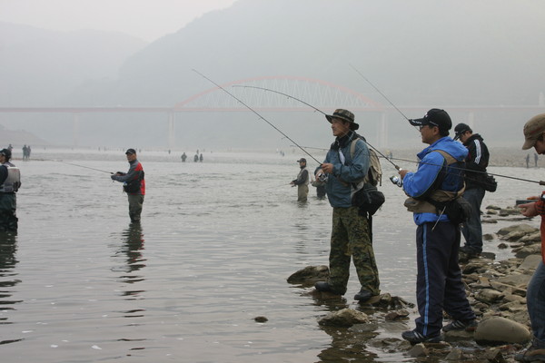 ▲ 단양 남한강 일원에서 강태공들이 낚시를 즐기고 있다.ⓒ단양군