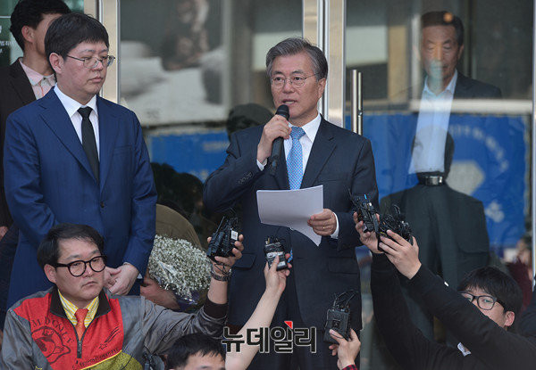 ▲ 더불어민주당 문재인 전 대표가 호남방문 때 약속했던 정계은퇴로 좀처럼 거취문제에서 벗어나지 못하고 있다. ⓒ뉴데일리 정상윤 기자