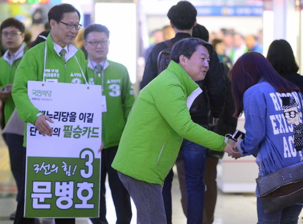 ▲ 인천 부평갑 당선무효소송 및 선거무효소송을 제기하기로 한 국민의당 문병호 의원이 이번 총선에서 안철수 대표와 함께 선거유세를 하고 있던 모습. ⓒ뉴시스 사진DB