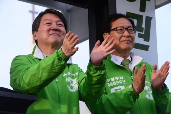 ▲ 인천 부평갑 당선무효소송 및 선거무효소송을 제기하기로 한 국민의당 문병호 의원이 이번 총선에서 안철수 대표와 함께 유세차량에 올라 유권자들에게 지지를 호소하고 있는 모습. ⓒ뉴시스 사진DB