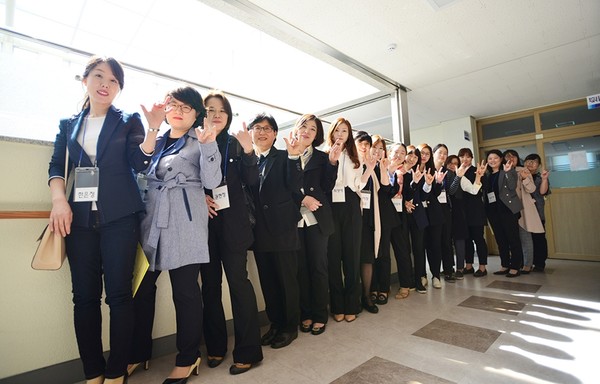 ▲ 대구사이버대 자원봉사단에 참여하고 있는 회원들이 함께 기념촬영을 하고 있다.ⓒ대구사이버대 제공