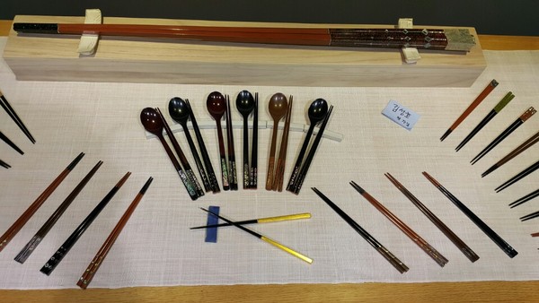 ▲ 옻칠분야 충북도무형문화재 김성호씨의 젓가락 작품.ⓒ청주시