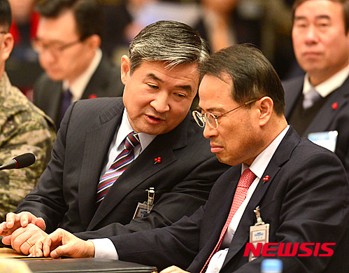 ▲ 2016년 정부업무보고에 참석한 김규현(오른쪽) 청와대 외교안보수석과 조태용 국가안보실 1차장이 대화하고 있는 모습. ⓒ뉴시스
