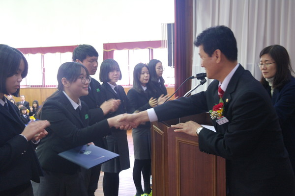 ▲ 충북 청주 상당고등학교의 장학금 전달 모습.ⓒ상당고등학교