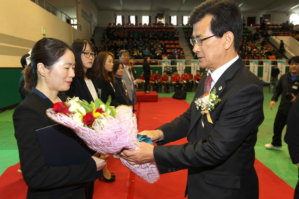 ▲ 이시종 충북도지사가 20일 열린 ‘제36회 장애인의 날’ 행사에서 유공자 표창을 하고있다. ⓒ충북도