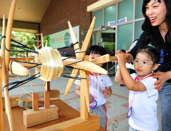 ▲ 농경문화의 하나인 누에고치 실뽑기 체험 모습.ⓒ충북도농업기술원