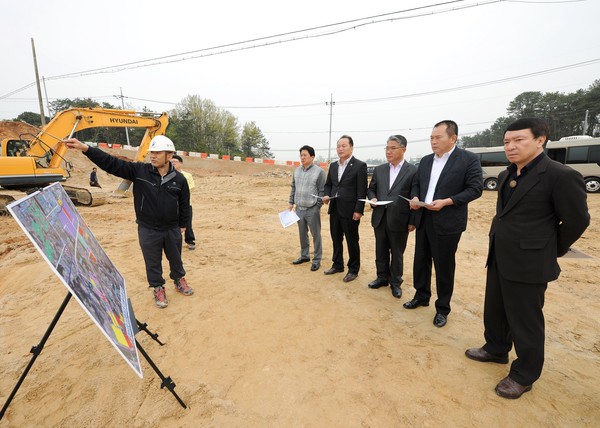 ▲ 충북 청주시의회 도시건설위원회 의원들이 20일 청주테크노폴리스 현장에서 안전점검을 하고 있다.ⓒ청주시의회