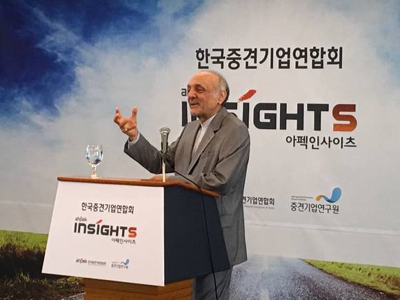 ▲ 하산 타헤리안 주한 이란 대사가 20일 'ahpek INSIGHTS' 행사에서 이란 시장의 특징에 대해 설명하고 있다.ⓒ이지완 기자