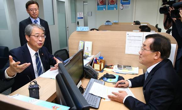 ▲ 임종룡 금융위원장은 20일 서울 남대문 주택금융공사 서울중부지사를 방문해 25일 출시되는 '내집연금 3종세트' 준비상황을 점검하고 은퇴전문가와 주택연금 가입예정자로부터 의견을 청취했다.ⓒ금융위원회