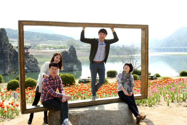 ▲ 도담삼봉을 바라보는 곳에 마련된 액자 틀 포토 존에서 젊은 연인들이 추억을 담고 있다ⓒ단양군