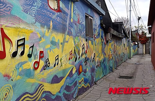 ▲ 낙후된 산업단지 이주마을에서 아름다운 벽화마을로 재탄생한 울산 남구 신화마을이 눈길을 끌고 있다. 이날 방문한 신화마을 골목 풍경. 2015.11.19. ⓒ뉴시스