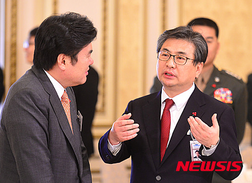 ▲ 새누리당 원유철 원내대표와 대화하는 신동철 전 청와대 정무비서관. ⓒ뉴시스