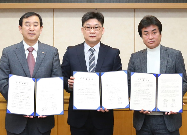 ▲ 조길형 충주시장(왼쪽)이 (주)뉴엘팜, 풀잎새(주)와 투자협약을 갖고 기념촬영을 가졌다.ⓒ충주시