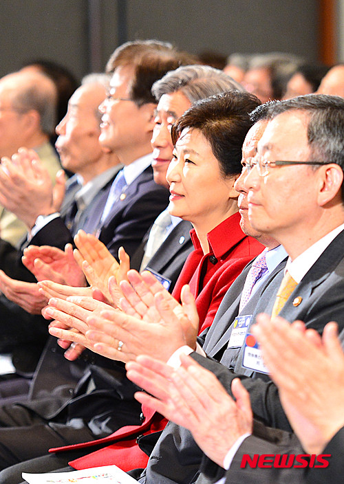 ▲ 박근혜 대통령이 21일 오전 서울 성북구 한국과학기술연구원에서 열린 제49회 과학의 날, 제61회 정보통신의 날 기념식에 참석해 박수를 치고 있다. ⓒ뉴시스