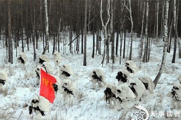 ▲ 中공산당이 최근 북한과의 접경 지역에 2,000명의 병력을 급파하고, 관측소 운영을 24시간 비상감시체제로 돌렸다고 홍콩 인권단체 '중국인권민주화운동정보센터'가 주장했다고 한다. 사진은 과거 中인민해방군 선양군구 소속 군인들이 북한 접경 지역에서 훈련 중인 모습. ⓒ中온라인 커뮤니티 캡쳐