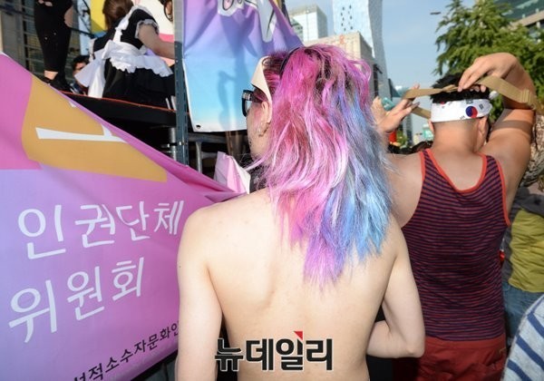 작년 6월 서울광장에서 열린 퀴어문화축제에서 참가자가 반(半) 나체로 활보하고 있다. ⓒ뉴데일리 정재훈 기자