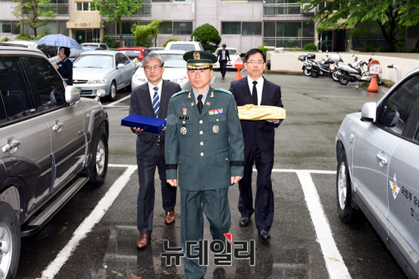 ▲ 故 임일병을 유해를 유가족에 전달하는 국유단.ⓒ국방부