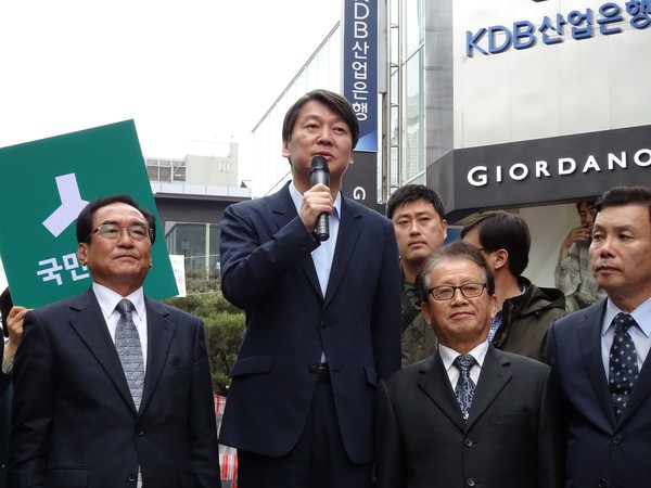 ▲ 안철수 국민의당 공동대표가 21일 충북 청주를 방문해 시민들에게 인사하고 있다.ⓒ김종혁 기자