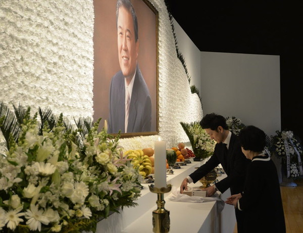 ▲ 고 권영우 박사 부인 김형순 여사와 아들 권동현 기획실장이 유고 자서전을 제단에 올리고 있다ⓒ세명대학교