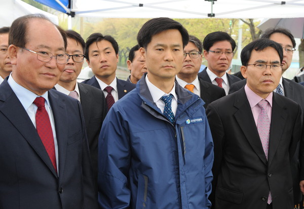 ▲ 류한우 단양군수(왼쪽)와 성영훈 권익위 위원장 등이 현장 조정회의에 참가해 관계자 설명을 듣고 있다.ⓒ국민권익위